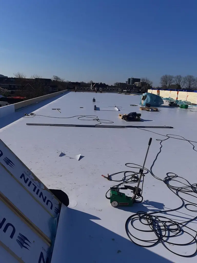 Nieuw plat dak met een lichte kunststof bedekking